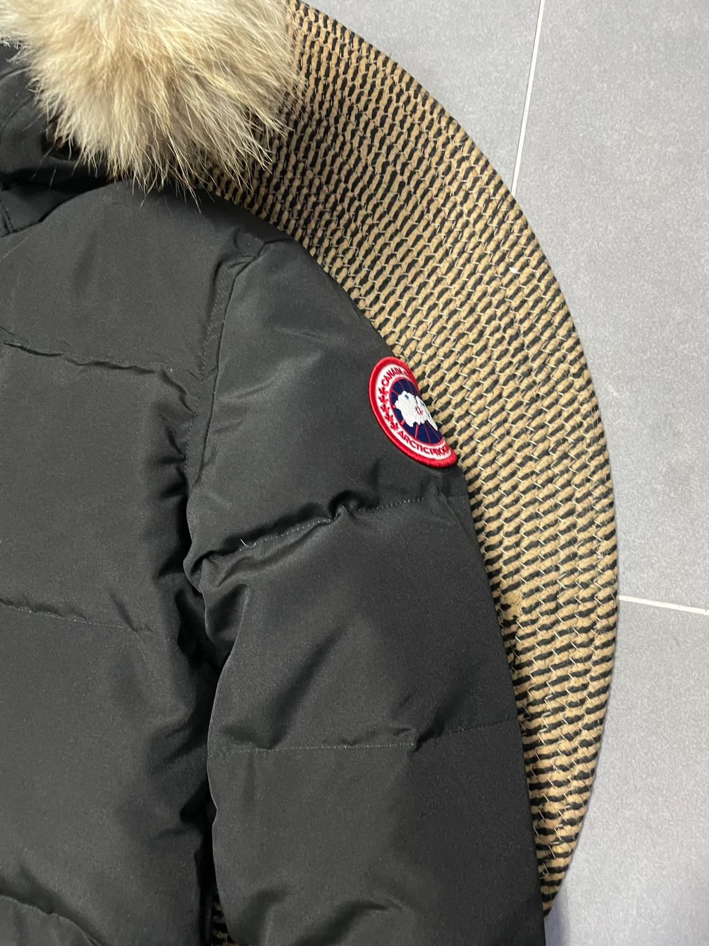 P880 black Canadian CANADA GOOES 04 model/women's model. The Arctic and Antarctic scientific expedition teams and others choose Canada Goose as their cold-proof equipment. They are the Rolls-Royce of down jackets.  ➖ Industry-leading anti-counterfeiting chip sensing.  ➖ Imported Behringer embroidery machines and customized embroidery labels, the highest level and industry leading.  ➖ Imported Korean 21-count polyester-cotton blended original fabric, TC85 waterproof coated fabric, water-repellent, windproof and wear-resistant.  ➖ The new national standard 80 white duck down is filled with an average of 520 grams of down. The amount of down filled is industry-leading.  ➖ 100% nylon lining with double double-layer sealing design to prevent velvet running, and seamless thread design on the cuffs!  ➖ Western Canadian Green Wolf Collar.  ➖ Yoshida YKK provides original factory-customized electroplated sliders. YKK two-way lockable zippers are tight and smooth and do not peel off paint.  ➖ 3M composite Velcro is durable and the accessories and hardware are all custom-made. Only for the purest goose, the most dedicated, the most professional, the highest quality, the highest cost performance!    SIZE:XS-XXL